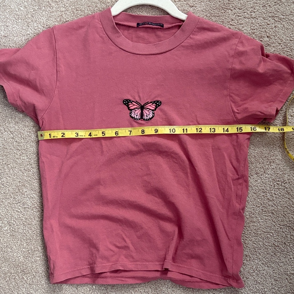 Brandy Melville Butterfly Embroidered Mauve/Pink Cropped T-Shirt - Picture 5 of 6